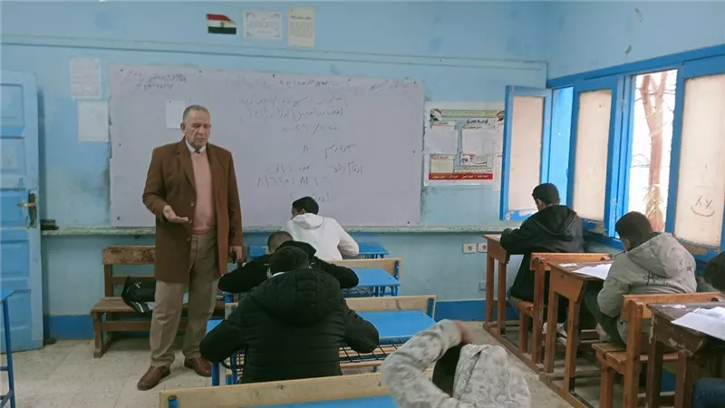 فى يومها الأخير.. وكيل وزارة التربية والتعليم بأسيوط يتفقد ختام امتحانات الشها