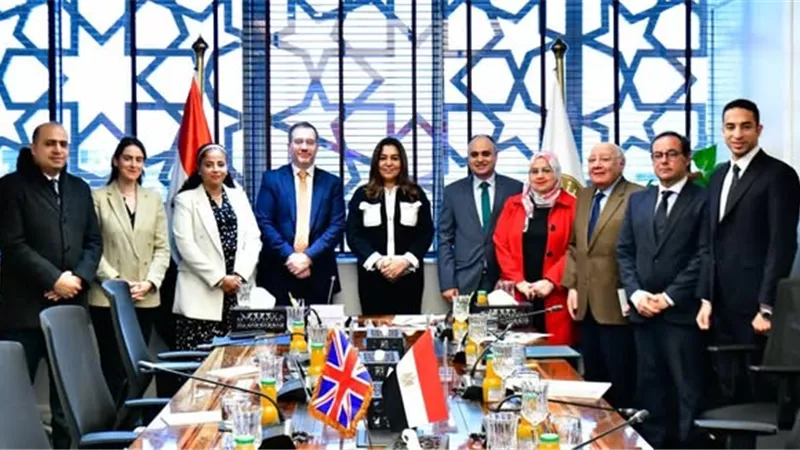  وزيرة البيئة تلتقي مع السفير البريطاني بالقاهرة لبحث سبل التعاون المشتركة