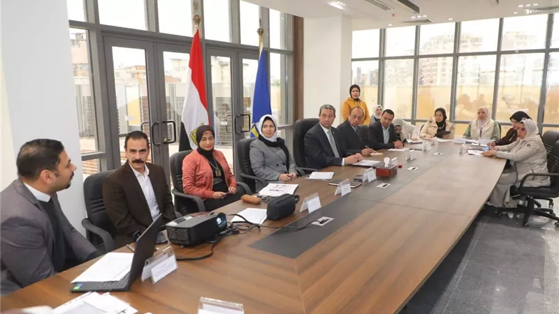 محافظ دمياط يناقش الاستعداد لتطبيق منظومة التأمين الصحي الشامل بالمحافظة