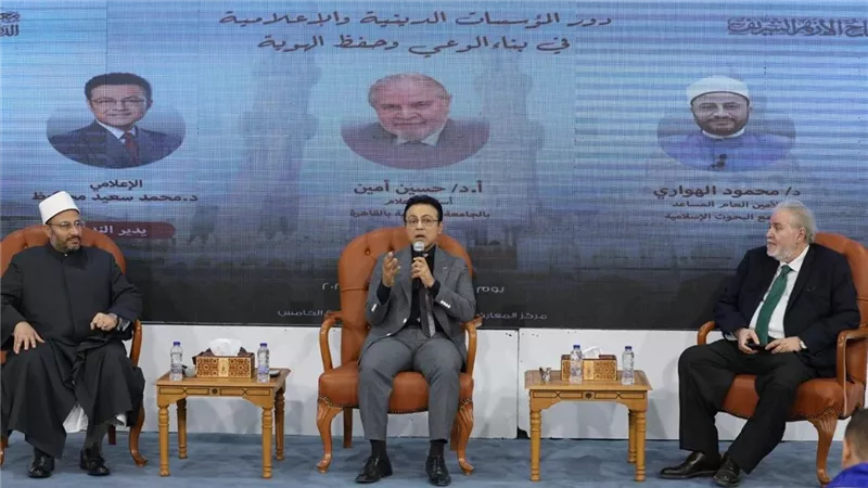 خبراء دينيون وإعلاميون يوصون بتعزيز الوعي الرقمي لدى الشباب لحفظ الهوية
