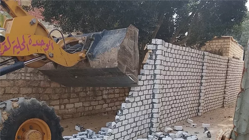 أسوار وشدة حديدية.. إزالة قاعة أفراح أقيمت على أرض زراعية بفرشوط في قنا