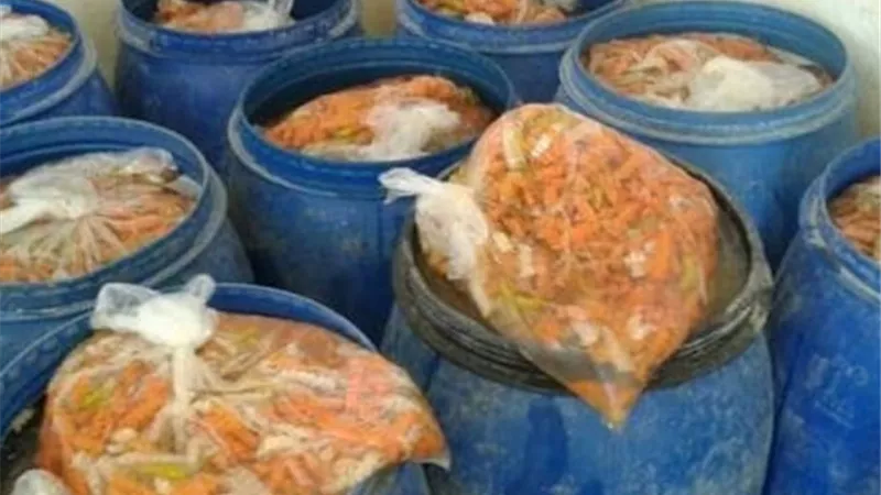 التموين يُحبط مخطط غش ويصادر طنًا ونصف مخللات فاسدة داخل مصنع سري بالسنطة