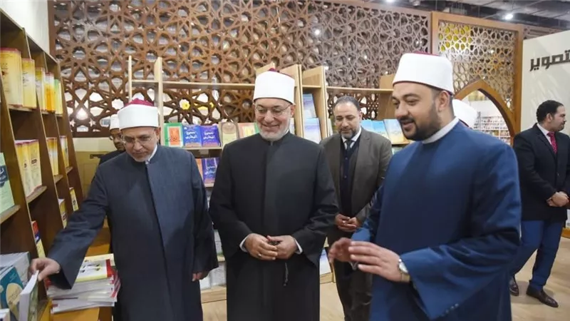 مفتي الجمهورية ورئيس جامعة الأزهر و«الجندي» يزورون جناح الشؤون الإسلامية 