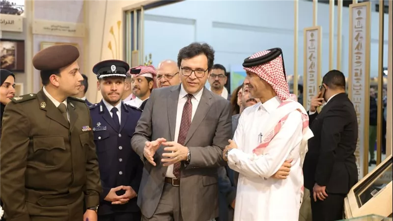 وزير الثقافة يصطحب السفير القطري في جولة تفقدية بمعرض الكتاب 57