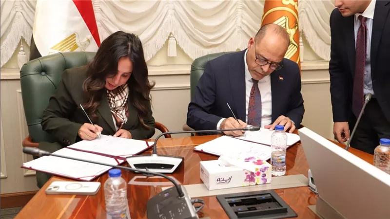 لتعزيز الشراكة..وزارة العمل توقع عقد تشغيل مراكز التدريب المهني مع 