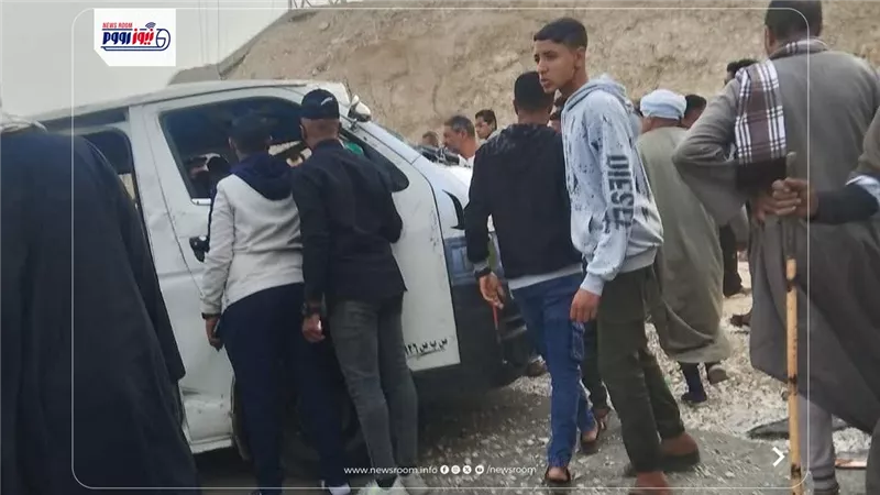 انقلاب ميكروباص علي طريق قنا المحروسة.. وجارٍ حصر المصابين في الحادث 