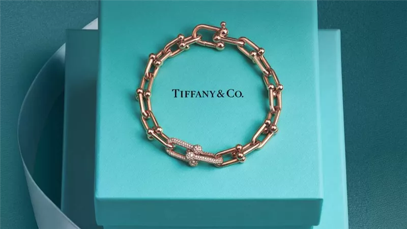 مجوهرات دار Tiffany & CO تحتفي بعيد الحب بأسلوب مبدع