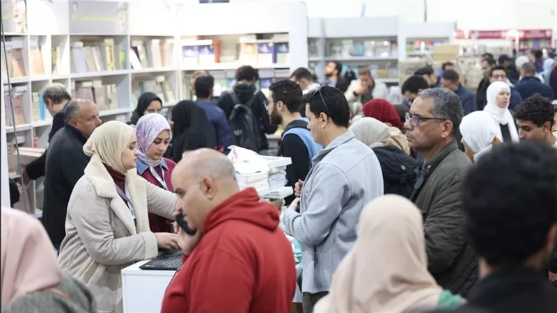 أكثر من 245 ألف زائر في اليوم الأول لمعرض القاهرة الدولي للكتاب