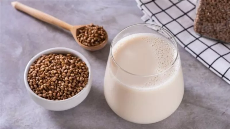 طريقة عمل مشروب الحلبة بالحليب الساخن الصحي لفوائد صحية وطعم رائع دائماً