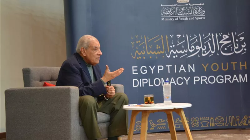 نقل الخبرات الوطنية للشباب.. وزير الرياضة يشهد محاضرة إبراهيم محلب