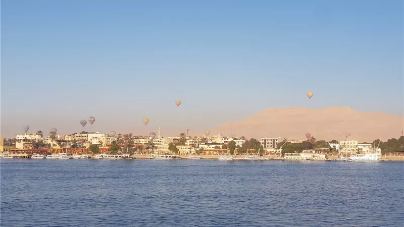 الشبورة تحسم القرار.. إلغاء رحلات البالون الطائر بالأقصر لليوم الثاني