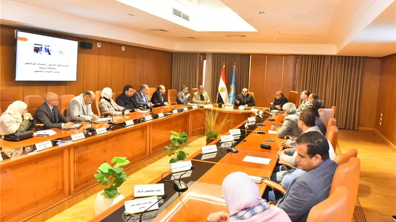 محافظ أسيوط يناقش مع المجلس الإقليمي للصحة سبل تطوير الخدمات الطبية