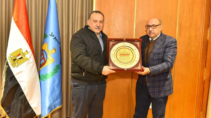 محافظ أسيوط يكرم وكيل وزارة الصحة السابق تقديرا لجهوده في تطوير القطاع الصحي