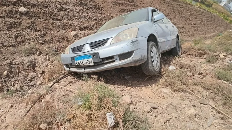 إصابة شخص في انقلاب سيارة بترعة المعنا في طريق قنا البحر الأحمر