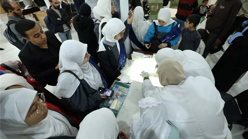 لأول مرة.. تجربة عملية حية لترميم مخطوطة بجناح الأزهر