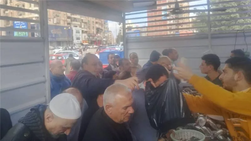 محافظ الدقهلية: استمرار الأسعار المخفضة بمعرض السلع الغذائية بشارع قناة السويس