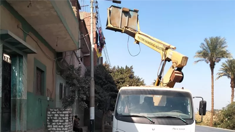 محافظ أسيوط يعلن تنفيذ أعمال صيانة وتركيب كشافات إنارة بقرية صنبو بديروط