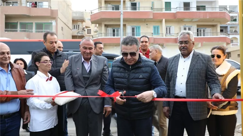 لتعزيز الدمج الاجتماعي والرياضي.. محافظ البحر الأحمر يفتتح أول شاطئ لذوي الهمم