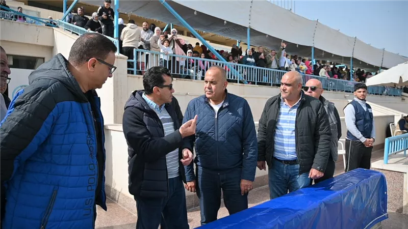 وزير الرياضة يشهد منافسات بطولة القاهرة للسباحة ويطمئن على تطبيق الكود الطبي