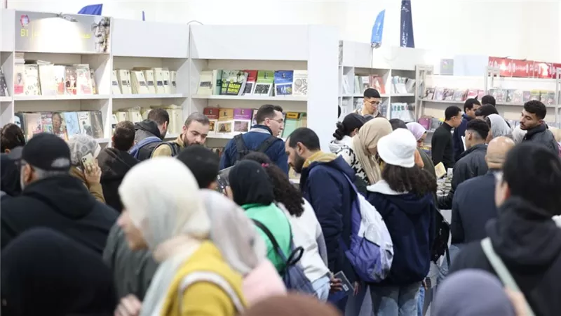 تخفيضات 20%.. إقبال جماهيري كبير على جناح هيئة الكتاب