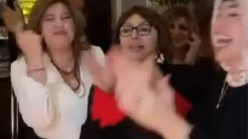بحضور أصدقائها.. نبيلة عبيد تحتفل بعيد ميلادها |فيديو 
