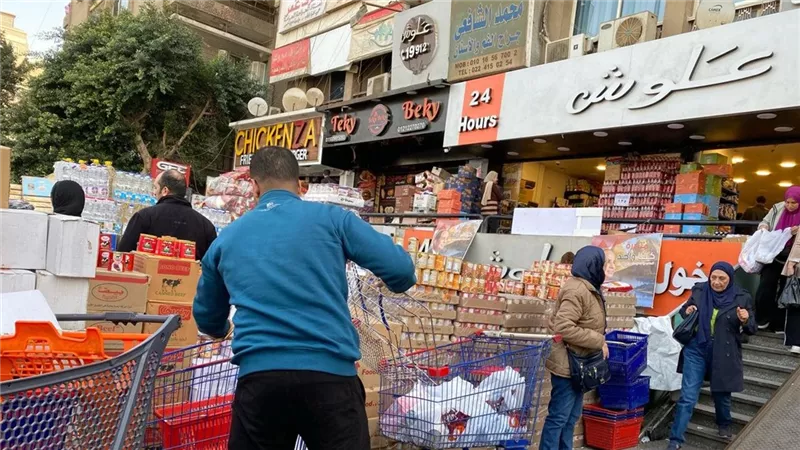 الأرصفة تحولت للأسواق.. استغاثة سكان حي شرق مدينة نصر من فوضى الإشغالات 