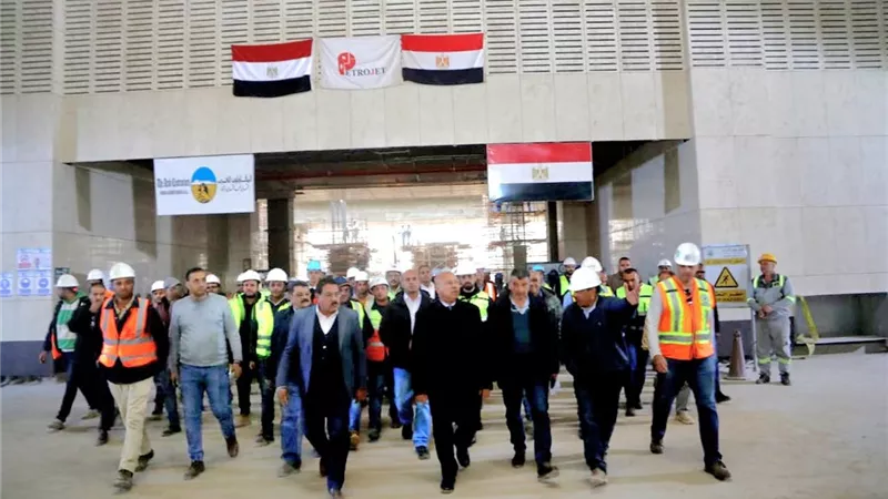 وزير النقل يجري جولة مهمة لمتابعة شبكة القطار الكهربائي السريع