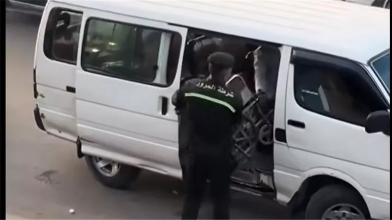خطف القلوب.. ضابط مرور يساعد شخصًا من ذوي الهمم والجمهور يُشيد به  