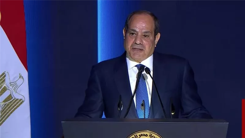 الرئيس السيسي: يجب إصدار تشريعات لمنع استخدام الهواتف المحمولة لسن معين
