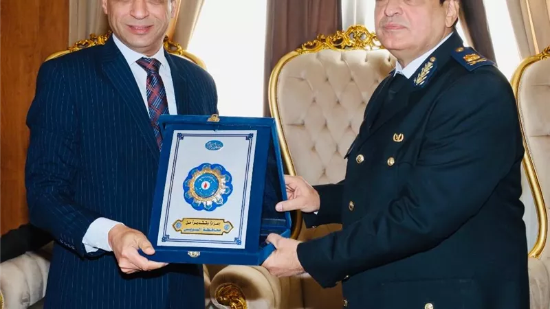 محافظ السويس يهنئ قيادات الأمن ويشيد بدور رجال الشرطة