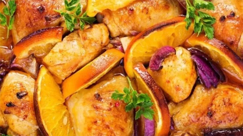 طريقة عمل صينية دجاج بالبرتقال بطعم شهي وسهل يناسب كل أفراد الأسرة