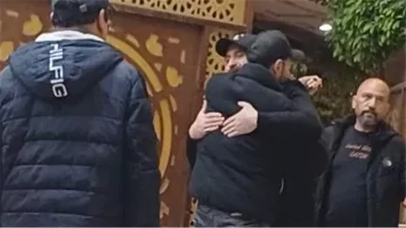 أحمد زاهر يقدم واجب العزاء في والدة نضال الشافعي |صورة