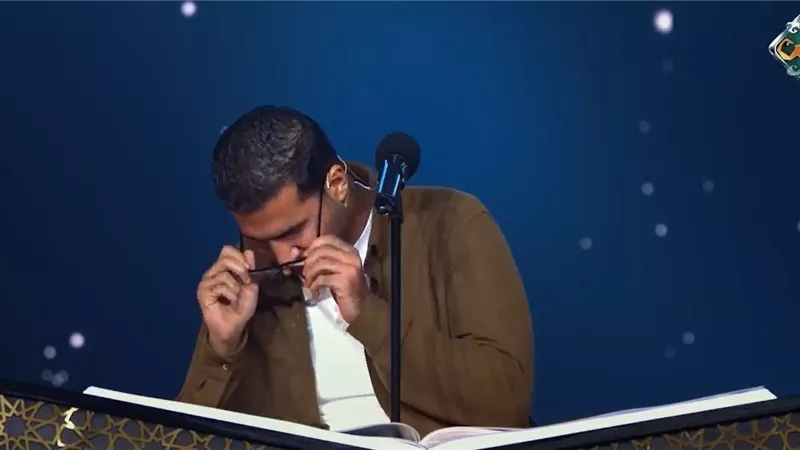 دموع على الهواء.. أحمد محمد علي يبكي تأثرا في «دولة التلاوة»