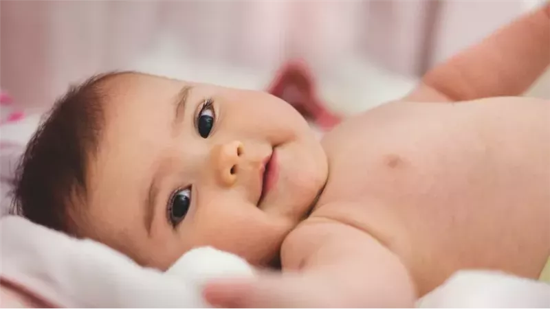 هل ينتقض الوضوء عند تغيير الحفاض ( البامبرز) للطفل الصغير؟