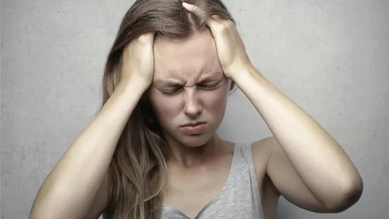 الاكتئاب ليس نفسيا فقط .. أعراض جسدية لا يجب تجاهلها
