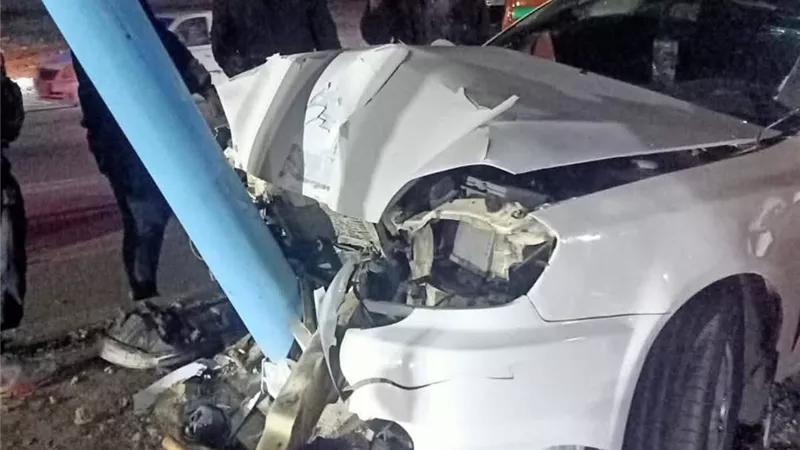 إصابة شخص في حادث تصادم سيارة بعامود إنارة أمام  مطافي المستقبل بالسويس