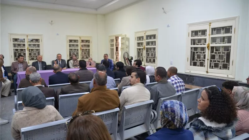محافظ أسيوط يعقد لقاءً جماهيريًا موسعًا مع أهالي قرية بني رافع بمنفلوط