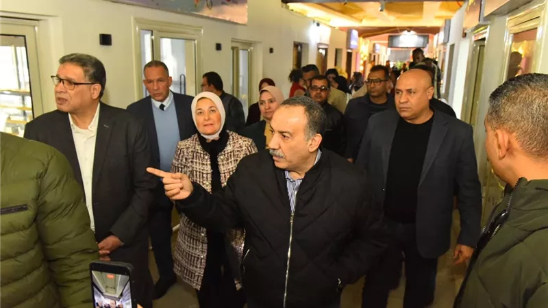 محافظ أسيوط يتابع أنشطة معرض كيان لدعم منتجات الجمعيات الأهلية والأسر المنتجة