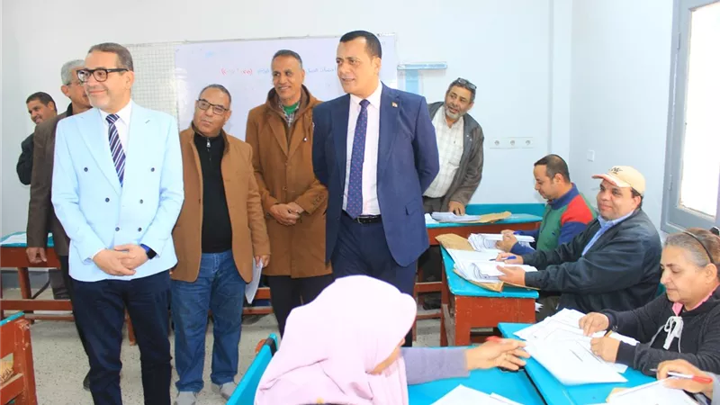 لا تهاون في حقوق الطلاب.. وكيل تعليم سوهاج يتفقد أعمال تصحيح الشهادة الإعدادية