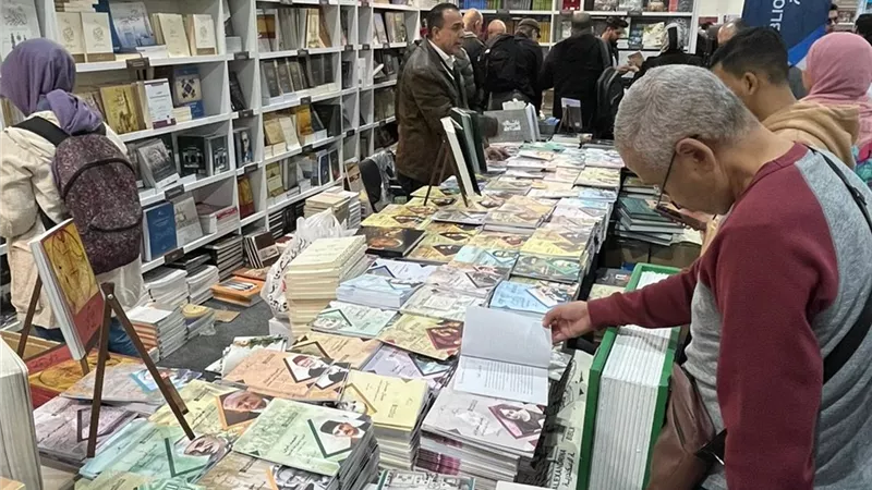إصدارات مكتبة الإسكندرية تشهد إقبالًا كثيفًا من جمهور معرض القاهرة للكتاب