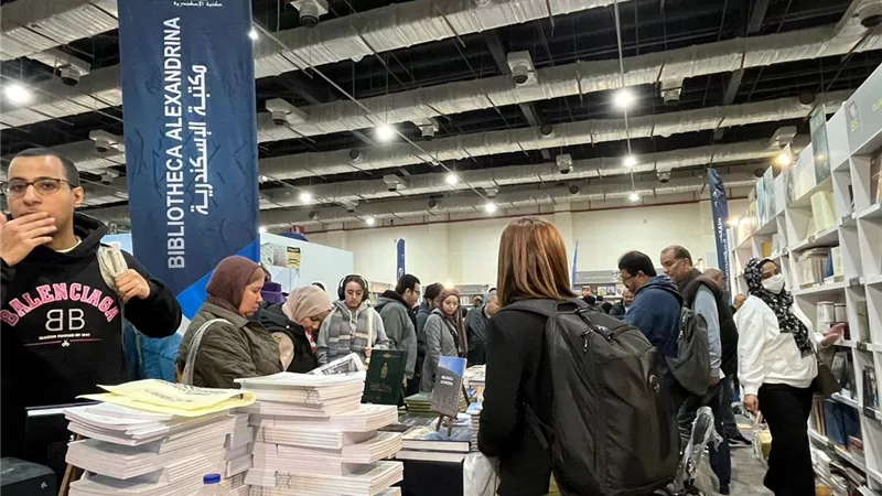 إصدارات مكتبة الإسكندرية تشهد إقبالًا كثيفًا من جمهور معرض الكتاب