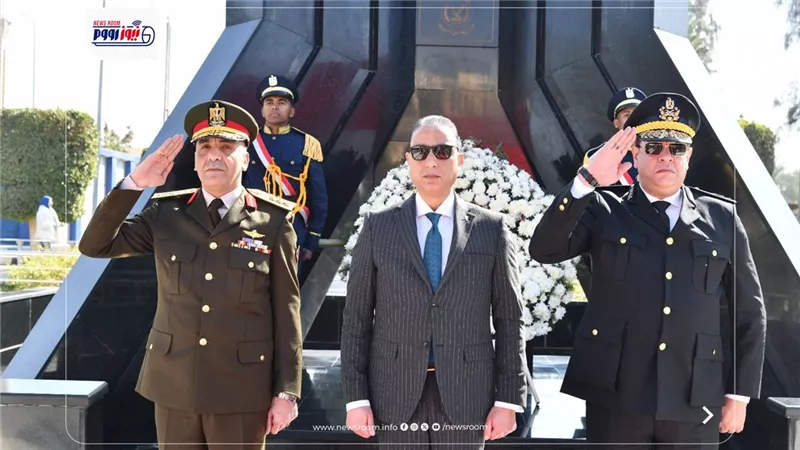 محافظ الفيوم ومدير الأمن يضعان إكليل الزهور على النصب التذكاري لشهداء الشرطة