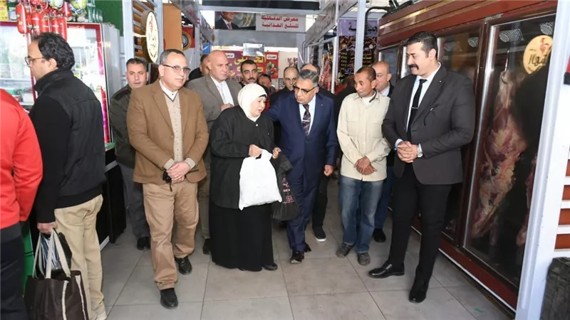محافظ الدقهلية يتفقد المعرض الدائم للسلع الغذائية بشارع عبد السلام عارف