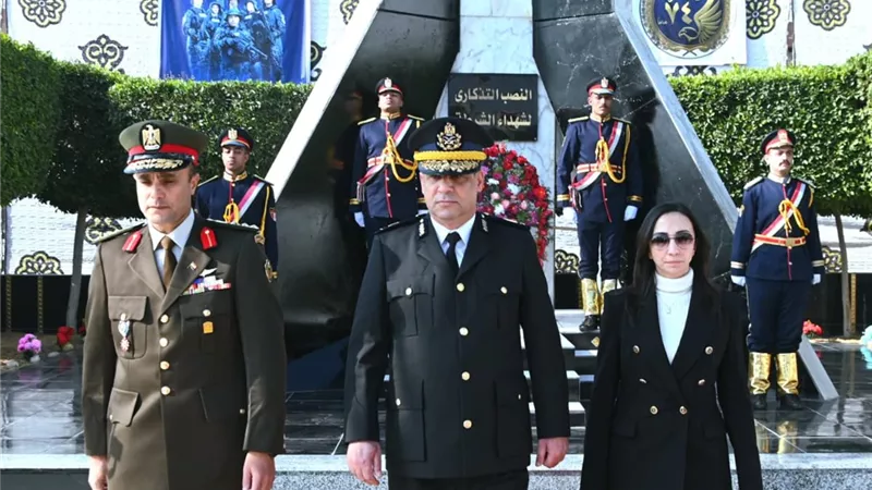 محافظ البحيرة ومدير الأمن يضعان إكليل الزهور على النصب التذكاري لشهداء الشرطة