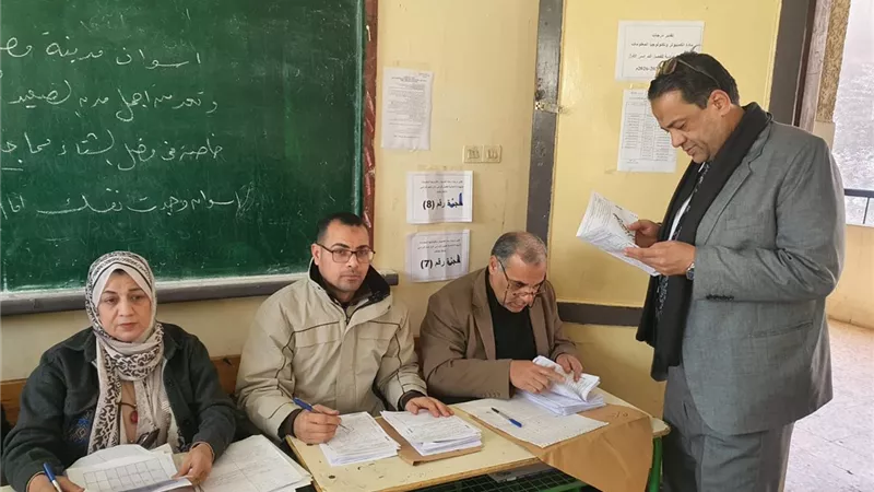 وكيل تعليم الغربية يتفقد لجان تقدير الشهادة الإعدادية العامة والمهنية بطنطا