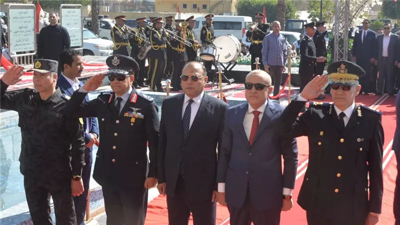 محافظ الأقصر يضع إكليلًا من الزهور على النصب التذكاري لشهداء الشرطة والجيش 