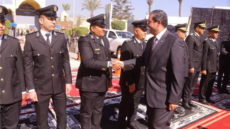 محافظ دمياط يضع إكليل الزهور احتفالا بالذكرى 47 لعيد الشرطة