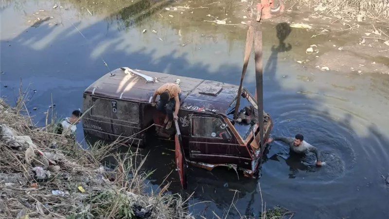 انقلاب سيارة ميكروباص في ترعة نجع حمادي بسوهاج دون إصابات