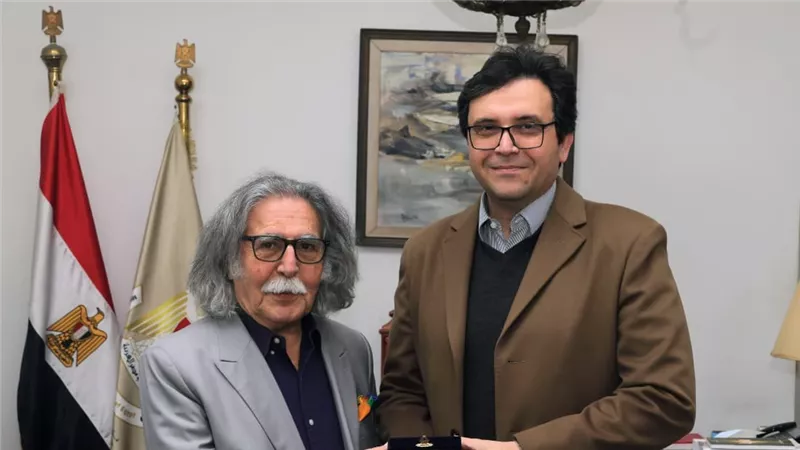 وزير الثقافة يلتقي الفنان التشكيلي العراقي رضا العزاوي الحاصل على جائزة النيل 