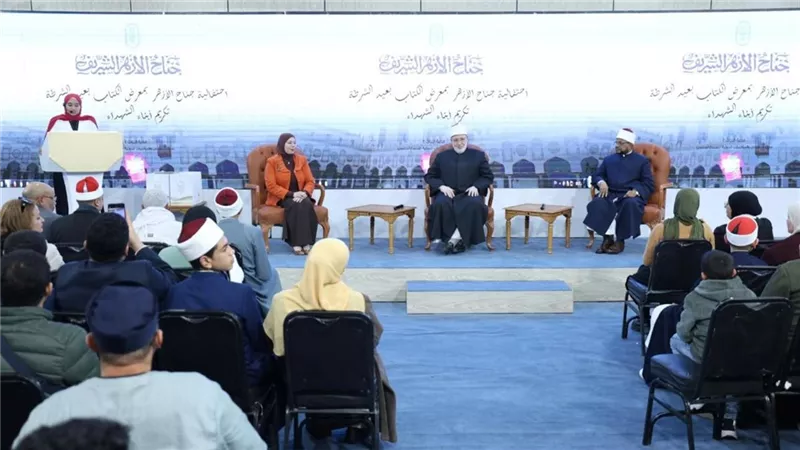 جناح الأزهر يكرم أبناء الشهداء في احتفالية بعيد الشرطة بمعرض القاهرة للكتاب 